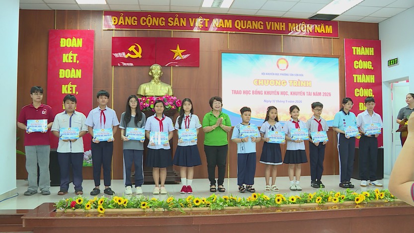 Phường Tân Sơn Hòa trao học bổng cho học sinh, sinh viên vượt khó - Ảnh 4.
