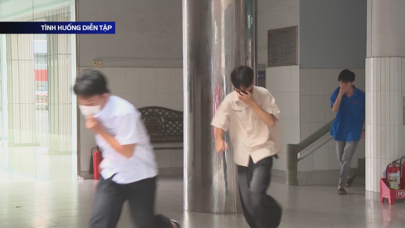 Nâng kỹ năng thoát nạn từ thực tập phòng cháy và cứu hộ trong trường học - Ảnh 3.