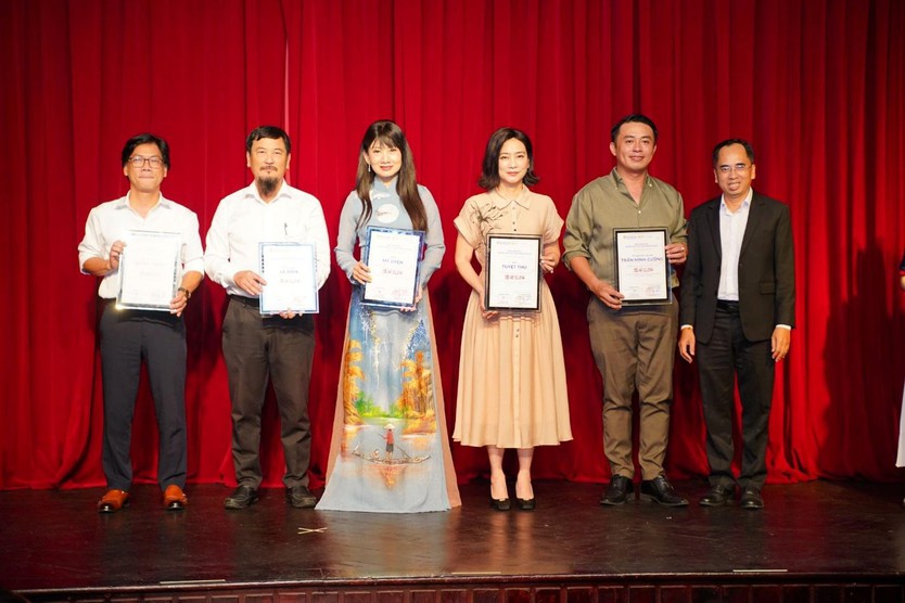 Sinh viên HUTECH đưa dự án kịch tâm lý xã hội lên sân khấu chuyên nghiệp - Ảnh 32.