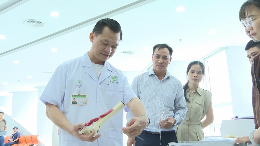 Bệnh viện Quân y 175 thị phạm mổ nội soi cổ chân với "đường mổ sâu vài milimet" - Ảnh 5.