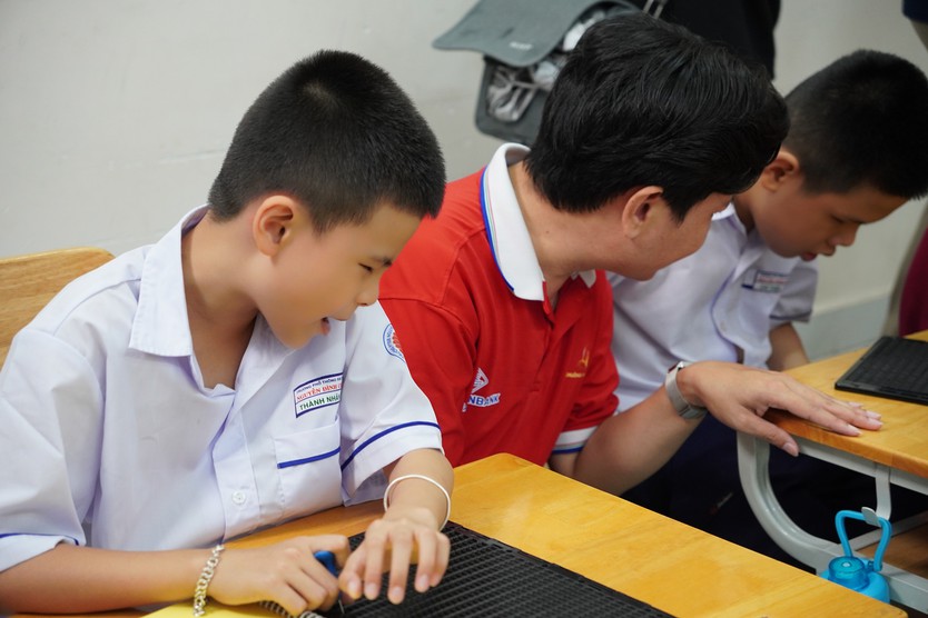 Chuông vàng vọng cổ 2026: Hành trình "Đôi mắt trái tim" đến Trường Phổ thông Đặc biệt Nguyễn Đình Chiểu - Ảnh 13.