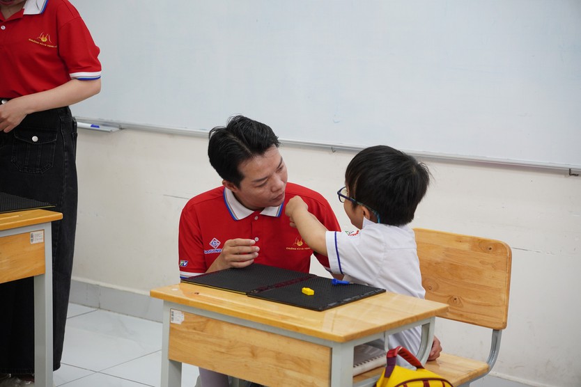 Chuông vàng vọng cổ 2026: Hành trình "Đôi mắt trái tim" đến Trường Phổ thông Đặc biệt Nguyễn Đình Chiểu - Ảnh 14.