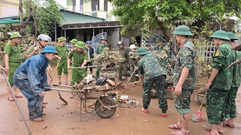 Dồn sức khắc phục hậu quả mưa lũ tại miền trung - Ảnh 1.