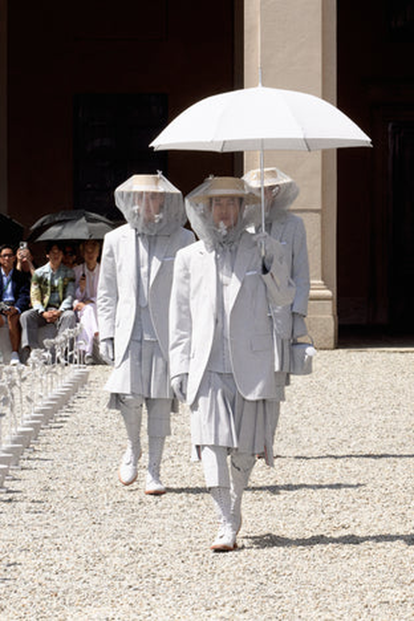 Thương hiệu thời trang Thom Browne đã khép lại Tuần lễ thời trang New York bằng buổi trình diễn độc đáo. Trong đó có các mẫu thiết kế được lấy cảm hứng từ... thế giới côn trùng. - Ảnh 1.