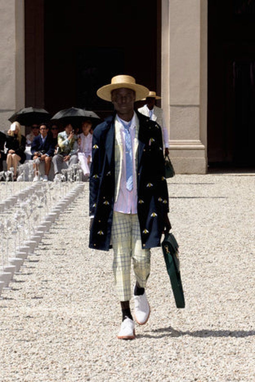 Thương hiệu thời trang Thom Browne đã khép lại Tuần lễ thời trang New York bằng buổi trình diễn độc đáo. Trong đó có các mẫu thiết kế được lấy cảm hứng từ... thế giới côn trùng. - Ảnh 2.