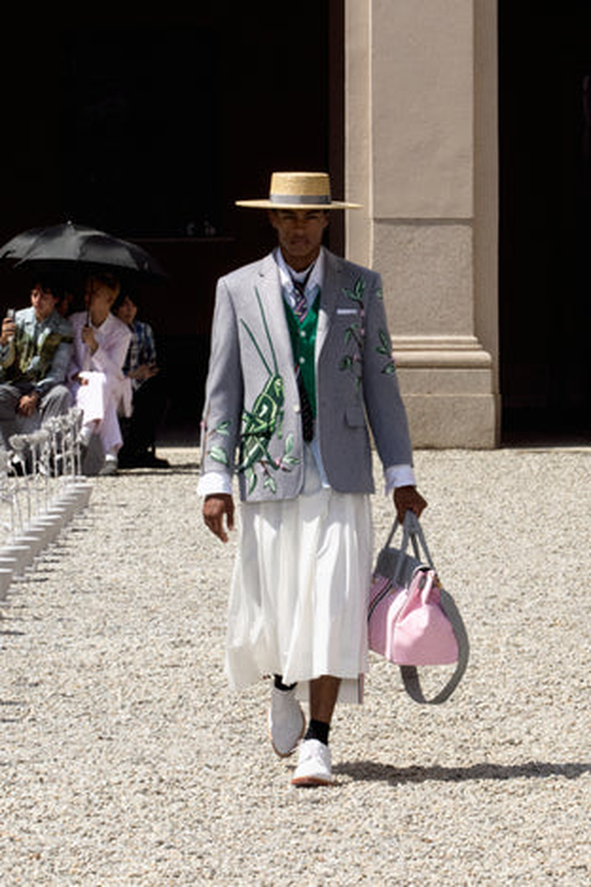 Thương hiệu thời trang Thom Browne đã khép lại Tuần lễ thời trang New York bằng buổi trình diễn độc đáo. Trong đó có các mẫu thiết kế được lấy cảm hứng từ... thế giới côn trùng. - Ảnh 3.