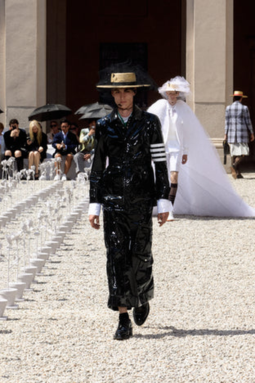Thương hiệu thời trang Thom Browne đã khép lại Tuần lễ thời trang New York bằng buổi trình diễn độc đáo. Trong đó có các mẫu thiết kế được lấy cảm hứng từ... thế giới côn trùng. - Ảnh 4.