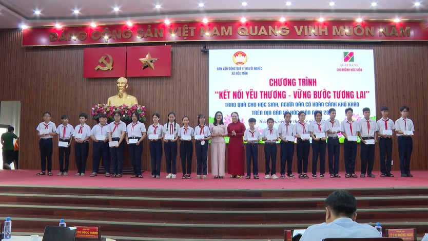 Hóc Môn: "Kết nối yêu thương" trao 400 phần quà cho học sinh và hộ nghèo - Ảnh 1.