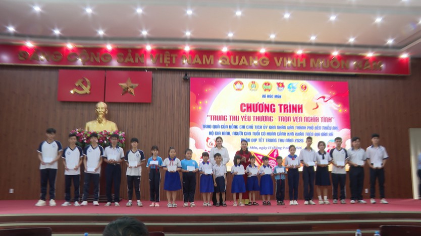 Hóc Môn: "Kết nối yêu thương" trao 400 phần quà cho học sinh và hộ nghèo - Ảnh 2.