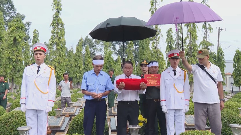 Đưa hài cốt liệt sĩ về quê sau 44 năm tìm kiếm - Ảnh 2.