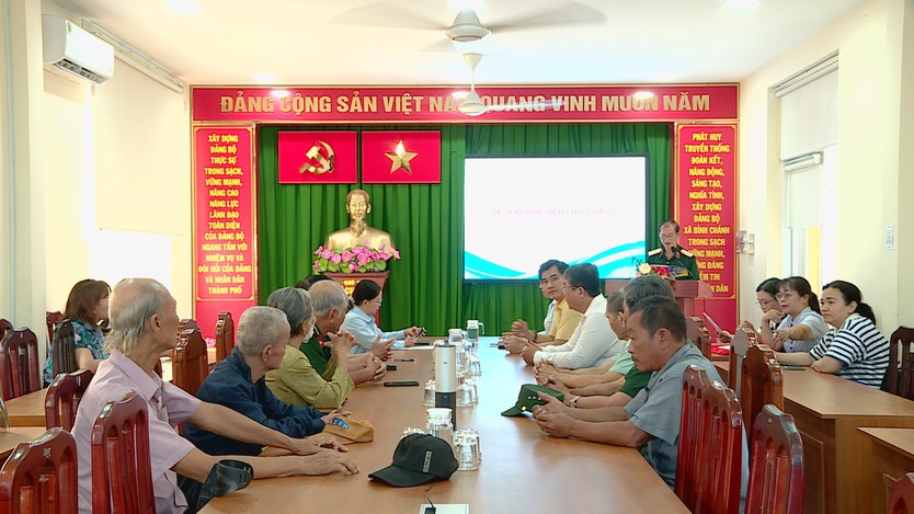 TP. Hồ Chí Minh trao kinh phí hỗ trợ thương, bệnh binh có hoàn cảnh khó khăn - Ảnh 2.