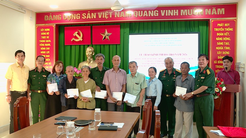 TP. Hồ Chí Minh trao kinh phí hỗ trợ thương, bệnh binh có hoàn cảnh khó khăn - Ảnh 1.