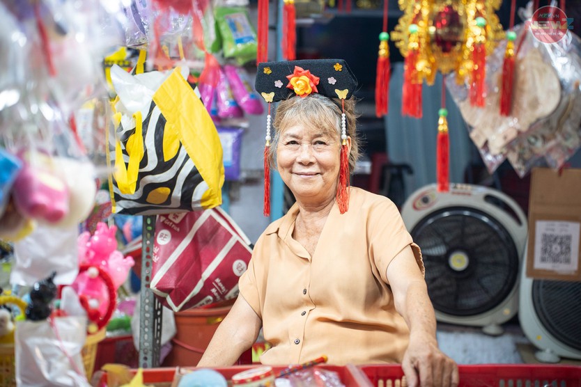 Phố lồng đèn Lương Nhữ Học đông kín người trước Trung thu - Ảnh 1.