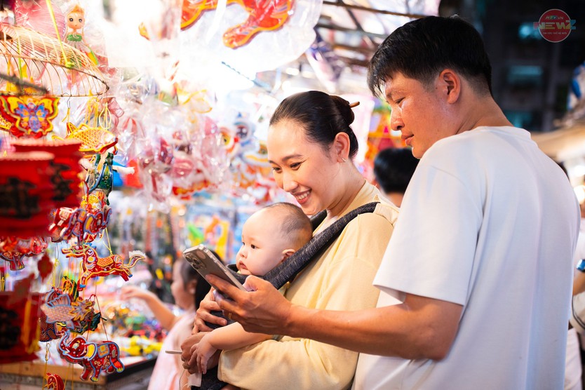 Phố lồng đèn Lương Nhữ Học đông kín người trước Trung thu - Ảnh 2.