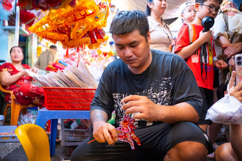 Phố lồng đèn Lương Nhữ Học đông kín người trước Trung thu - Ảnh 4.