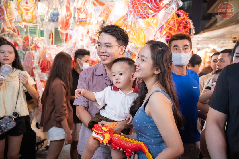 Phố lồng đèn Lương Nhữ Học đông kín người trước Trung thu - Ảnh 9.