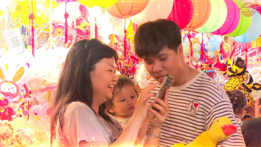 Phố lồng đèn giữa lòng TP. Hồ Chí Minh: Nét đẹp văn hóa truyền thống được lưu giữ qua nhiều thế hệ - Ảnh 3.