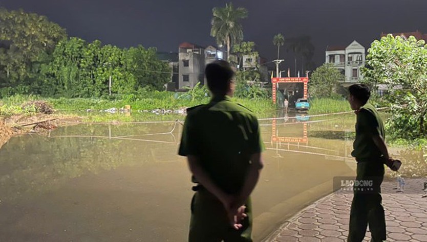 Tìm kiếm nam sinh viên nghi mất tích khi đi qua khu vực ngập sâu ở Hà Nội - Ảnh 1.