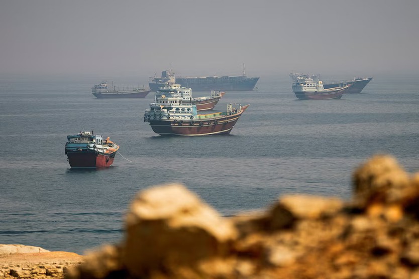 Mỹ phong tỏa hàng hải Iran: buộc hơn 100 tàu chở hàng quay đầu - Ảnh 1.