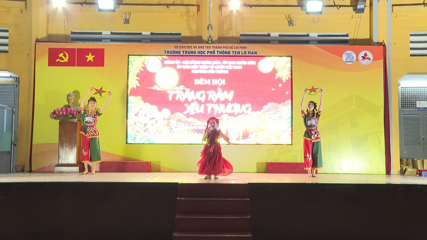 “Trăng rằm yêu thương” mang Trung thu ấm áp đến hơn 400 thiếu nhi phường Bến Thành - Ảnh 2.