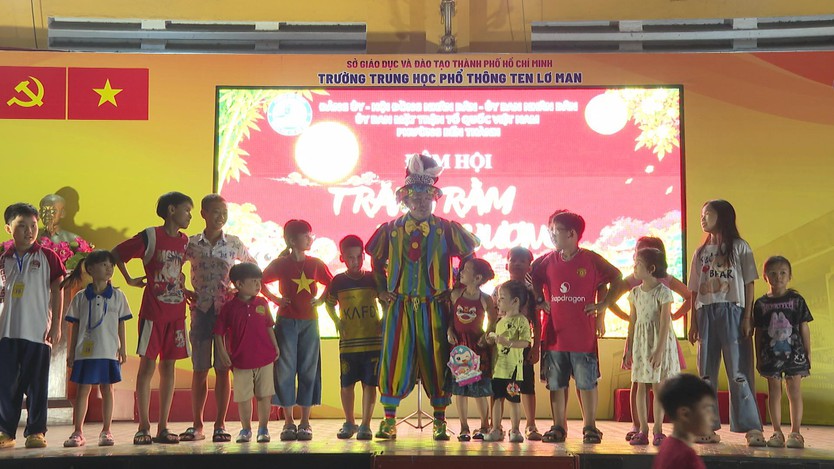 “Trăng rằm yêu thương” mang Trung thu ấm áp đến hơn 400 thiếu nhi phường Bến Thành - Ảnh 3.