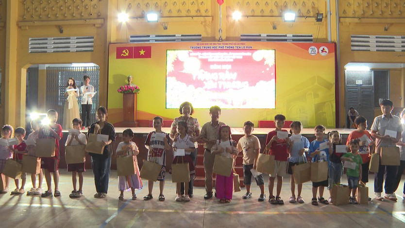 “Trăng rằm yêu thương” mang Trung thu ấm áp đến hơn 400 thiếu nhi phường Bến Thành - Ảnh 5.