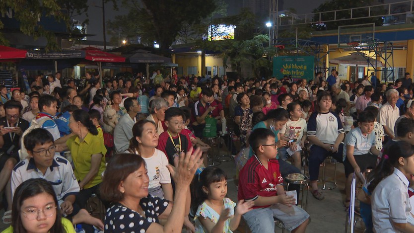 “Trăng rằm yêu thương” mang Trung thu ấm áp đến hơn 400 thiếu nhi phường Bến Thành - Ảnh 4.