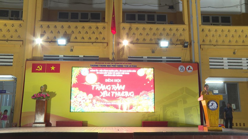 “Trăng rằm yêu thương” mang Trung thu ấm áp đến hơn 400 thiếu nhi phường Bến Thành - Ảnh 1.