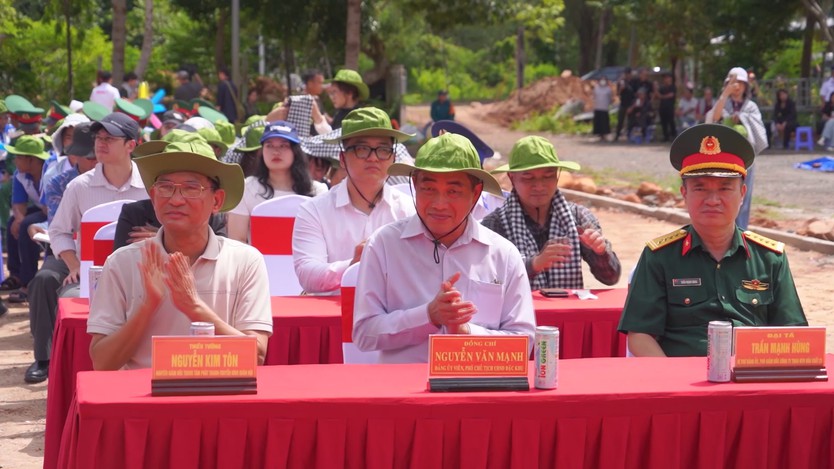 Mang thêm sân chơi thể thao đến với trẻ em Côn Đảo - Ảnh 3.