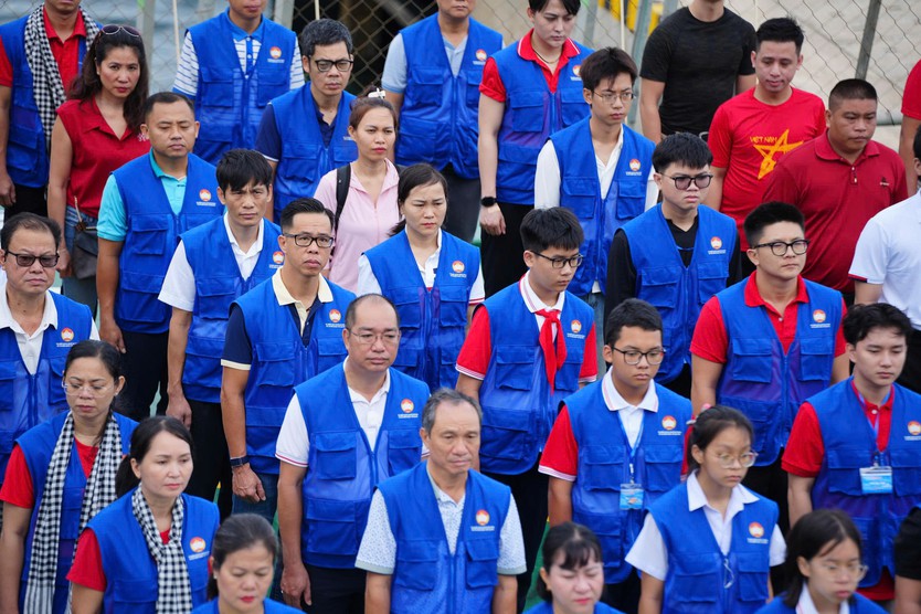 Thiêng liêng lễ chào cờ trên vùng biển Côn Đảo - Ảnh 1.