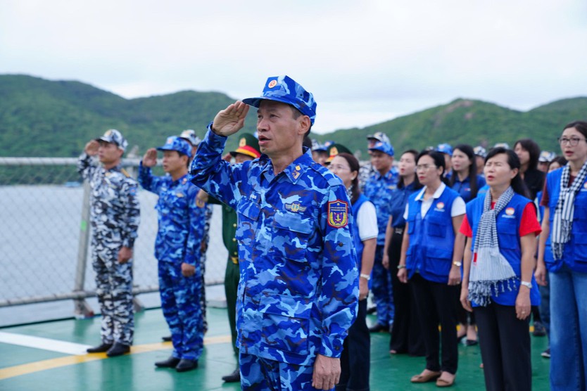 Thiêng liêng lễ chào cờ trên vùng biển Côn Đảo - Ảnh 4.