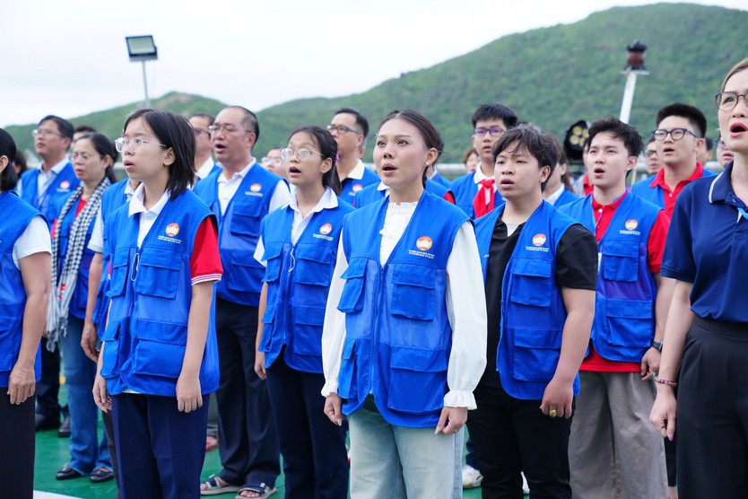 Thiêng liêng lễ chào cờ trên vùng biển Côn Đảo - Ảnh 3.
