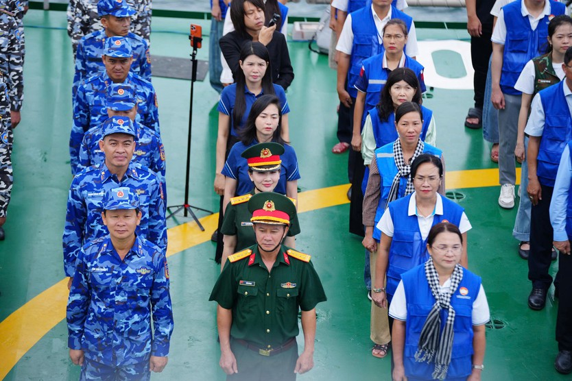 Thiêng liêng lễ chào cờ trên vùng biển Côn Đảo - Ảnh 2.