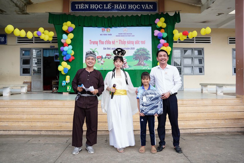 Trao 500 phần quà Trung thu đến học sinh Trường Tiểu học Tân Thới- Ảnh 12.