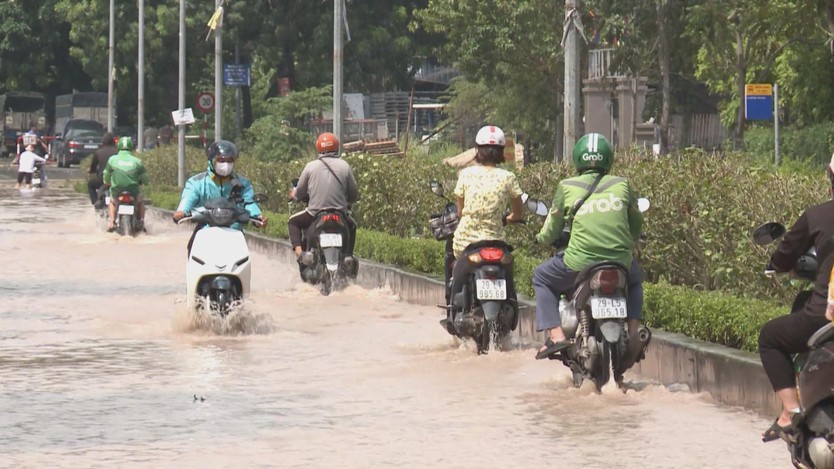 Một số tuyến phố Hà Nội tiếp tục ngập gây ảnh hưởng sinh hoạt và giao thông - Ảnh 5.