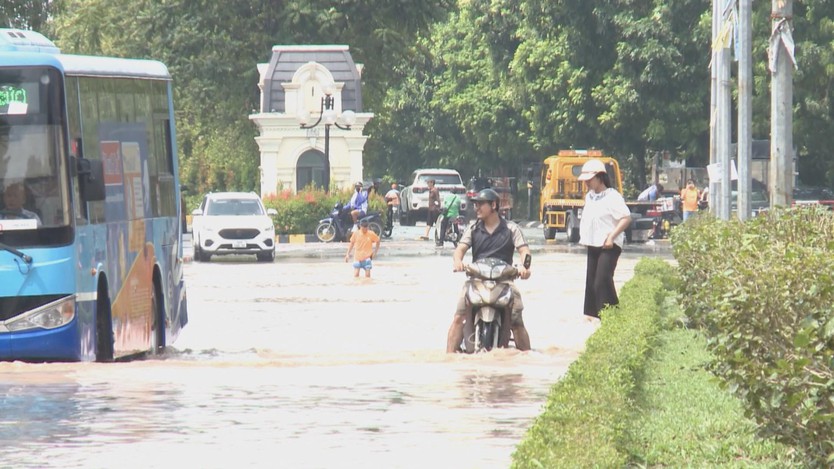 Một số tuyến phố Hà Nội tiếp tục ngập gây ảnh hưởng sinh hoạt và giao thông - Ảnh 3.