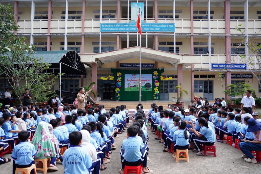 Trao 500 phần quà Trung thu đến học sinh Trường Tiểu học Tân Thới- Ảnh 1.