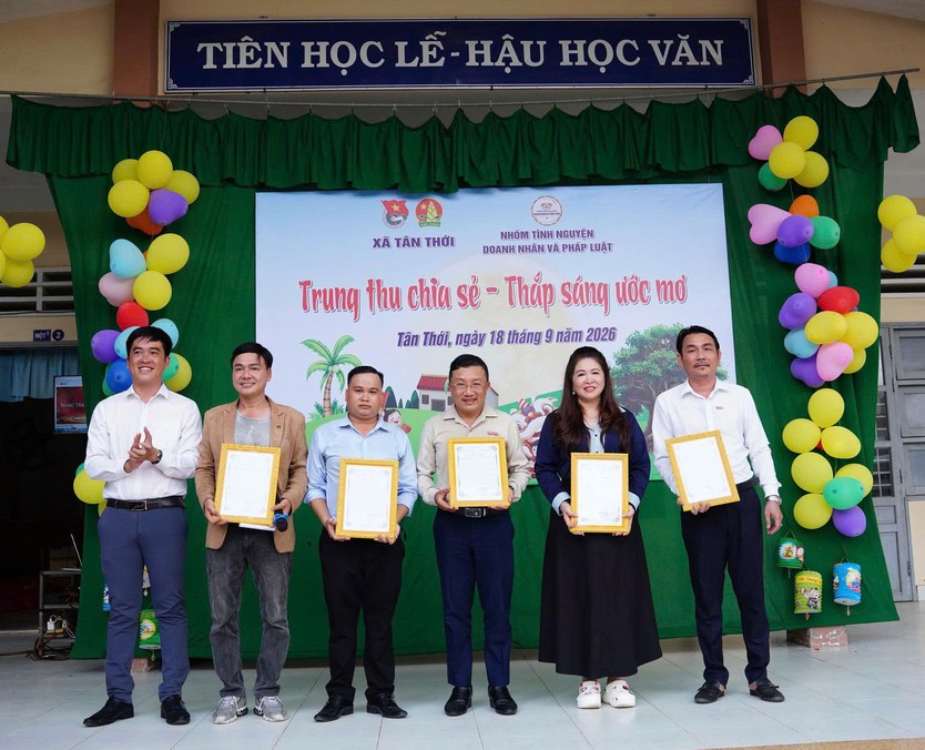 Trao 500 phần quà Trung thu đến học sinh Trường Tiểu học Tân Thới- Ảnh 2.