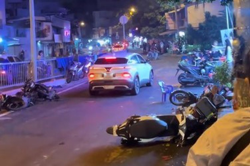 Ôtô tông nhiều xe máy trước quán nhậu ở TP. Hồ Chí Minh - Ảnh 1.