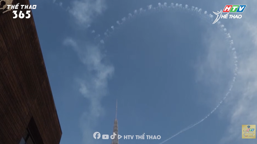 Màn trình diễn ấn tượng trên không trước thềm lễ khai mạc Asian Games- Ảnh 1.