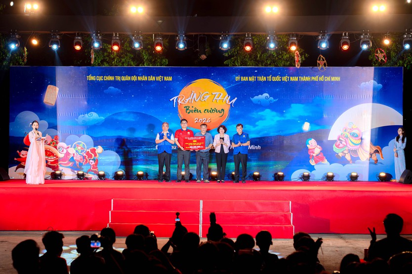 Trẻ em Côn Đảo vui tưng bừng trong đêm hội Trung thu biên cương - Ảnh 7.