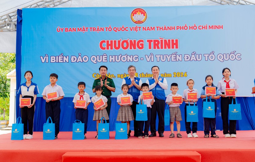 Trẻ em Côn Đảo vui tưng bừng trong đêm hội Trung thu biên cương - Ảnh 8.