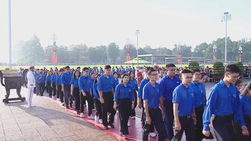 Đông đảo du khách đến viếng lăng chủ tịch Hồ Chí Minh nhân dịp lễ Quốc Khánh - Ảnh 3.