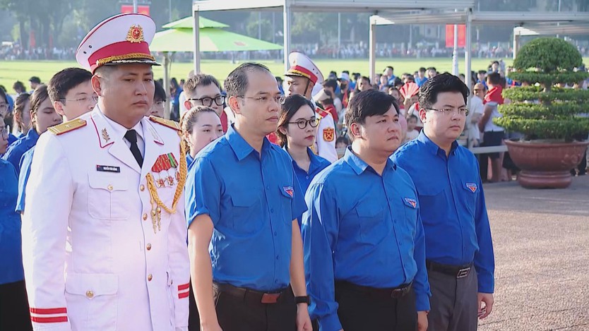 Đông đảo du khách đến viếng lăng chủ tịch Hồ Chí Minh nhân dịp lễ Quốc Khánh - Ảnh 2.
