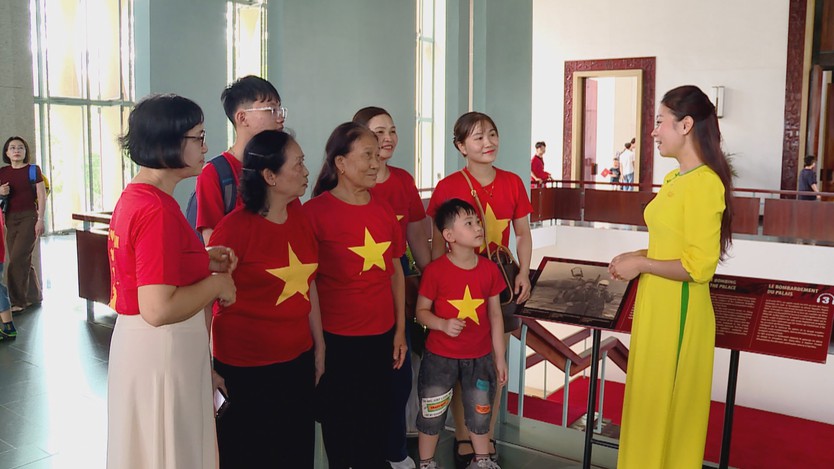 Không khí nhộn nhịp tại TP. Hồ Chí Minh nhân dịp lễ Quốc khánh - Ảnh 3.