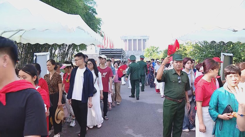 Đông đảo du khách đến viếng lăng chủ tịch Hồ Chí Minh nhân dịp lễ Quốc Khánh - Ảnh 1.