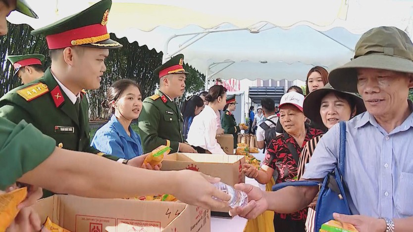 Đông đảo du khách đến viếng lăng chủ tịch Hồ Chí Minh nhân dịp lễ Quốc Khánh - Ảnh 4.