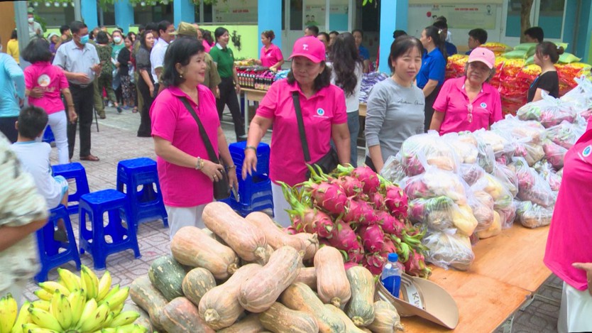  Ấm áp “Gian hàng 0 đồng” sẻ chia yêu thương  - Ảnh 2.