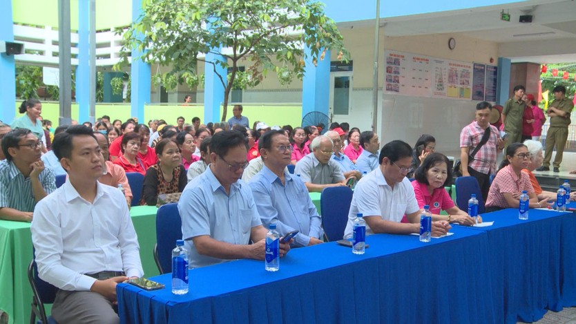  Ấm áp “Gian hàng 0 đồng” sẻ chia yêu thương  - Ảnh 1.