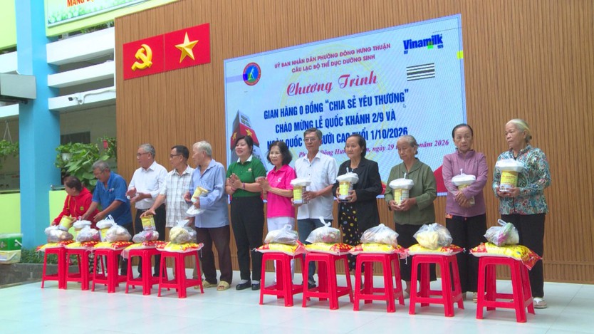  Ấm áp “Gian hàng 0 đồng” sẻ chia yêu thương  - Ảnh 4.